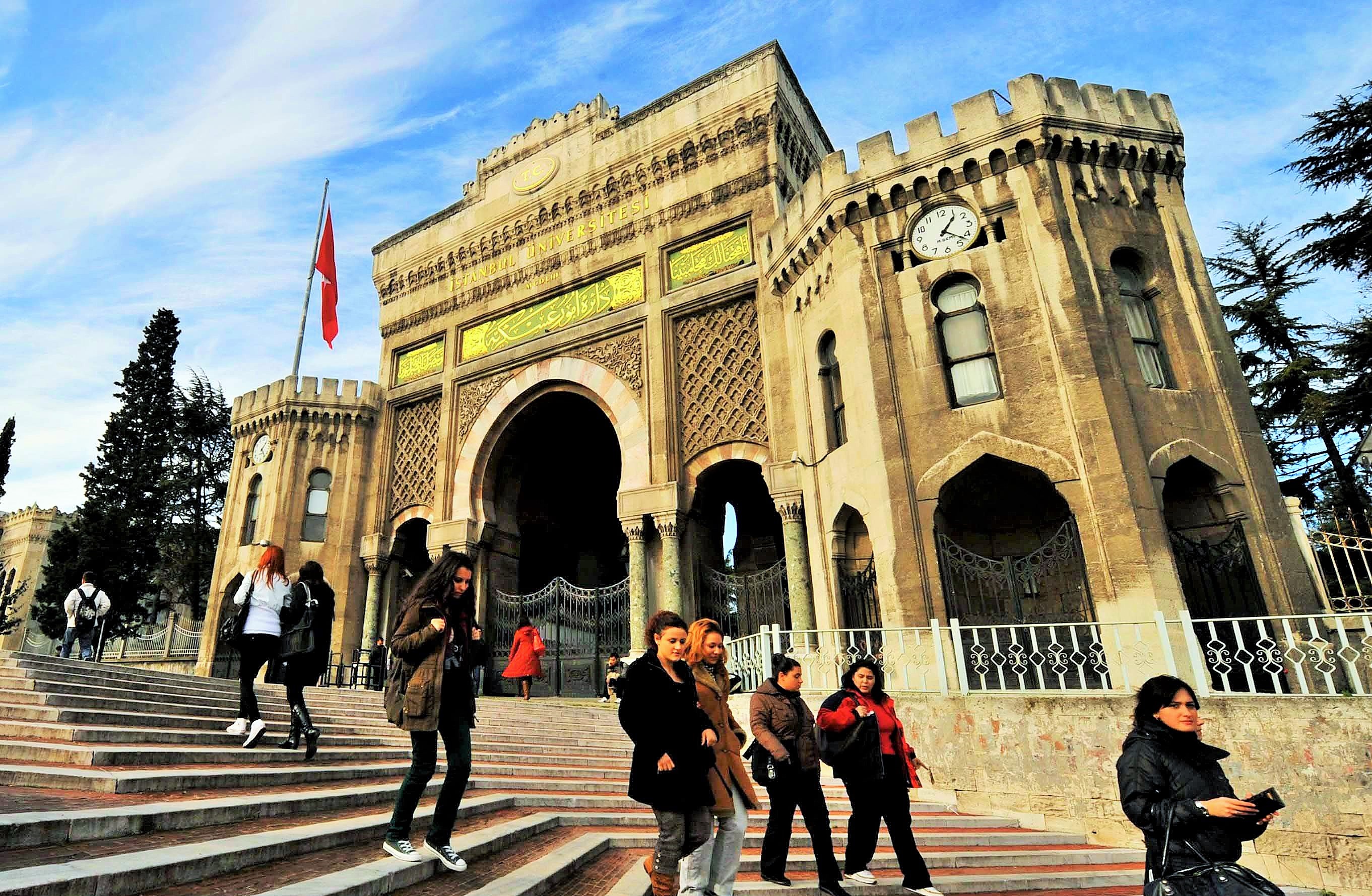 Ýstanbul Üniversitesi'ne (ÝÜ) ev sahipliði yapan Beyazýt'taki tarihi üniversite yerleþkesi restorasyon çalýþmalarýyla turizme açýlmaya hazýrlanýyor.  27 ocak 2011 .  ( zaman/ mustafa kirazlý  )