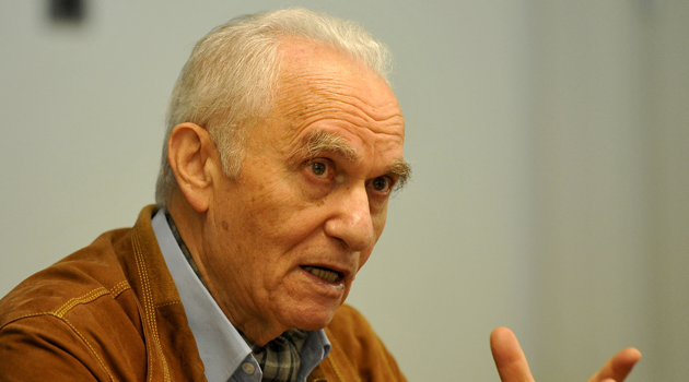 Eski bakanlardan Yasar Yakis Zaman Gazetesi'nin yazar kadrosuna dahil oldu. Yakis bugun gazetesinin yayin toplantisina ilk kez katildi. (Zaman/Usame Ari)