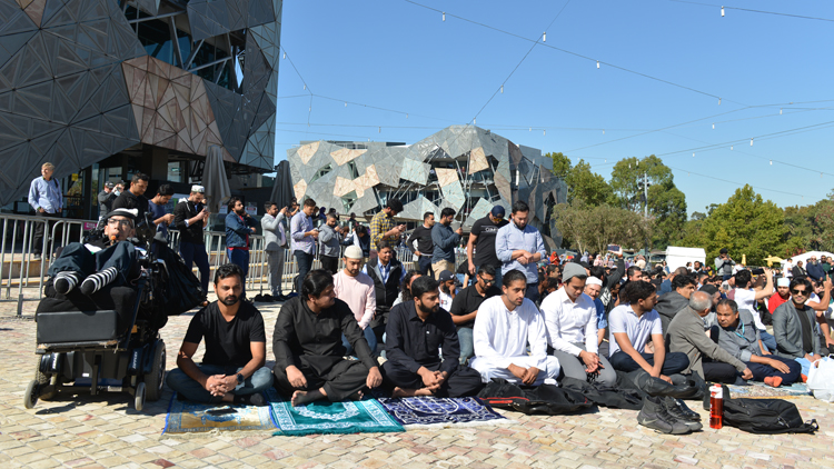 Avustralya'nın Melbourne kentinde bu yıl ikincisi düzenlenen Selam Festivali'nin ilk gününde yüzlerce kişi cuma namazını Federasyon Meydanı'nın açık alanında kıldı.  ( Recep Şakar - Anadolu Ajansı )