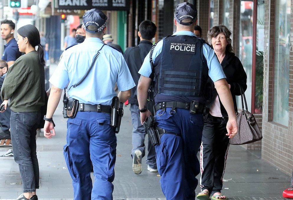 Ölenler 13’e çıktı: Polis, kural ihlal edenlere 1000’er,  bir iş yerine de 5000 dolar ceza yazdı