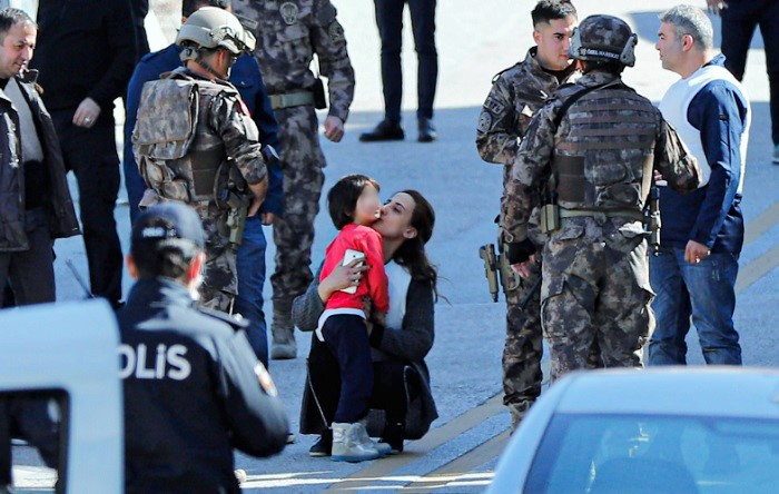 AKP ve MHP affıyla cezaevinden çıktı, 2 çocuğunu kalaşnikofla rehin aldı