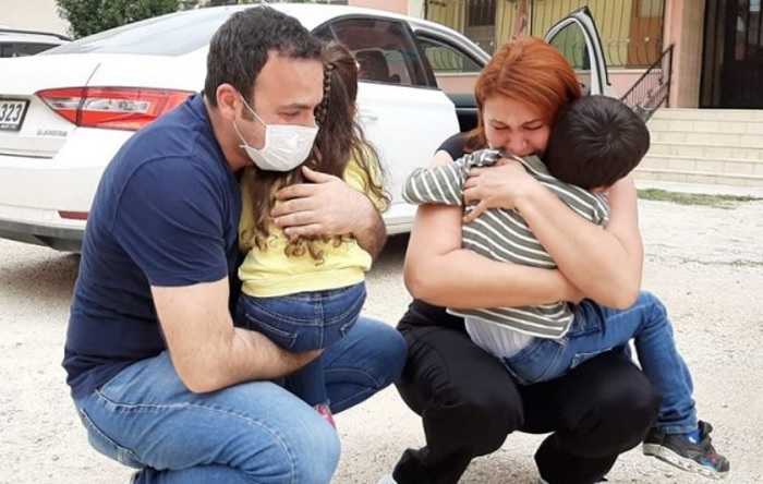 Ağlatan buluşma: Bir aydır çocuklarını göremeyen doktor baba ve hemşire anne