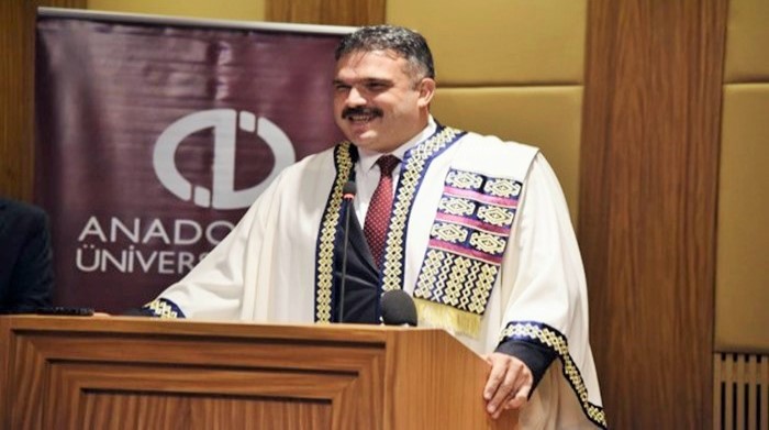 Sosyal Medya’dan tepki: Sahte raporla İpek Holding’e el koyduran trol, Üniversite Rektörü