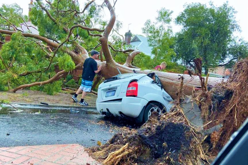 Fırtına nedeniyle Batı Avustralya’da 60 bin ev elektriksiz kaldı