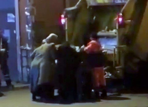 ‘Açlık’ kareleri ve yürek burkan görüntü: İstanbul’da vatandaş çöpten yiyecek arıyor