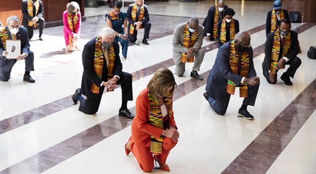 ABD Temsilciler Meclisinde Demokratlar ‘Floyd’ için diz çöktü