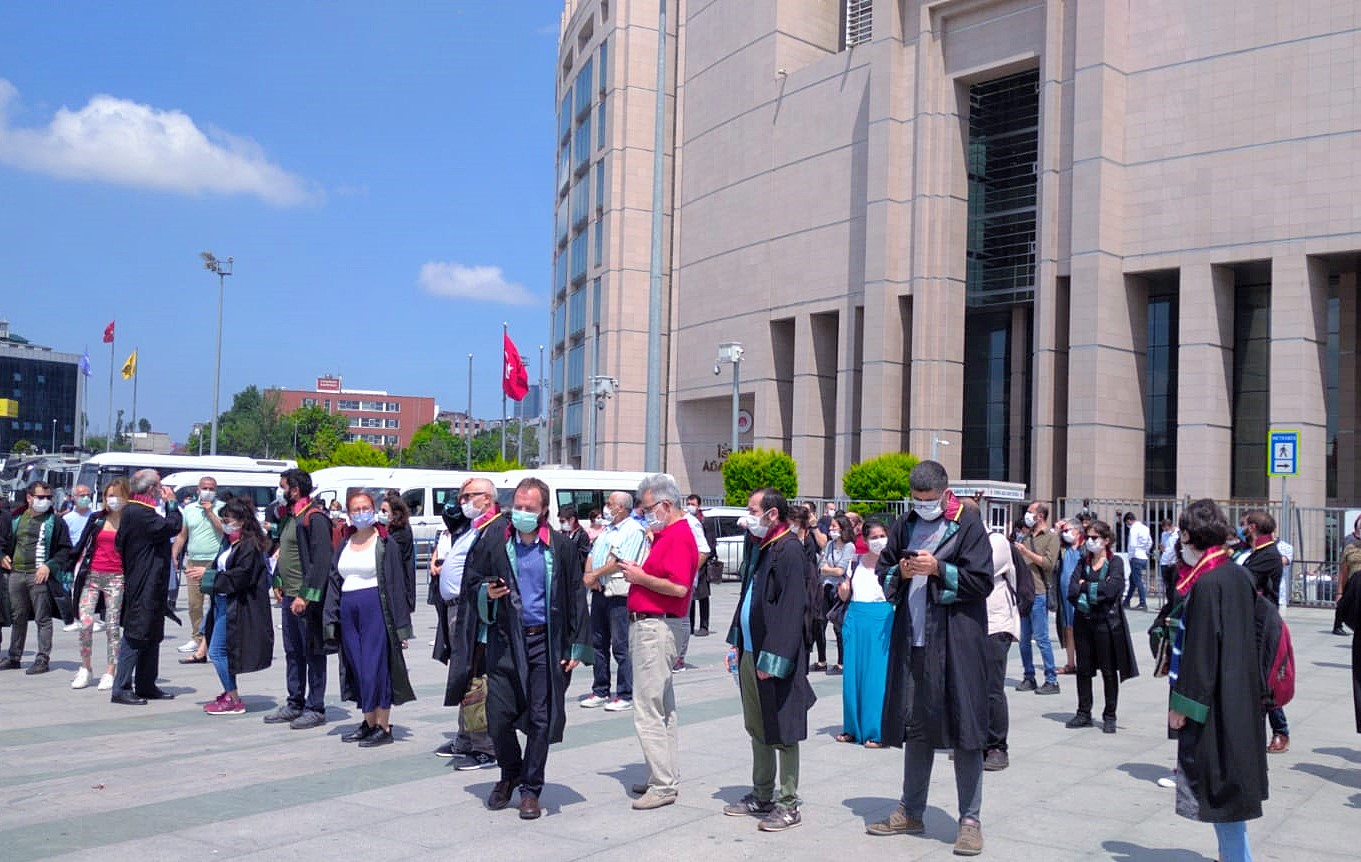 Barolar Çağlayan’da toplandı: Avukatız, biat etmeyiz, boyun eğmeyiz!