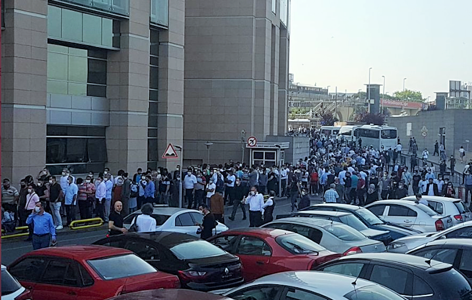 Duruşmalar başladı, İstanbul Adalet Sarayı kapısında kuyruk oluştu