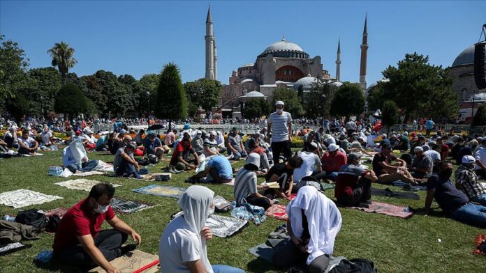 86 yıl sonra  Ayasofya’da ilk namaz: 4 minareden ezan okundu, hutbeye kılıçla çıkıldı