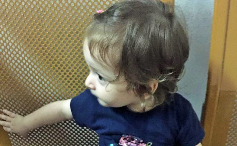 1,5 yaşındaki Azra bebek annesiyle birlikte hapse girdi