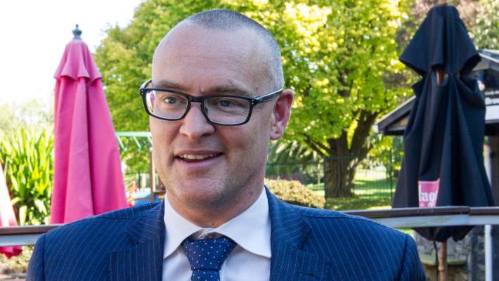 Karantinada evini taşıyan Yeni Zelanda Sağlık Bakanı, tepkilerin ardından istifa etti