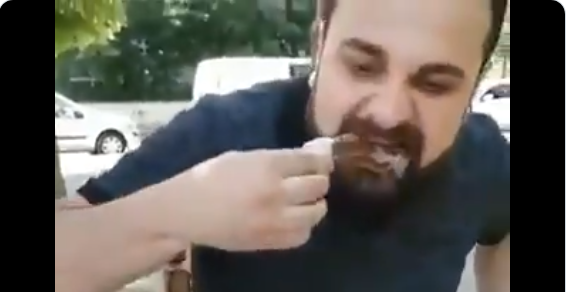 AKP’linin sosyal medyaya yansıyan görüntüsü:Pirzola yerken eli yanmasın diye 100’lük banknot kullandı