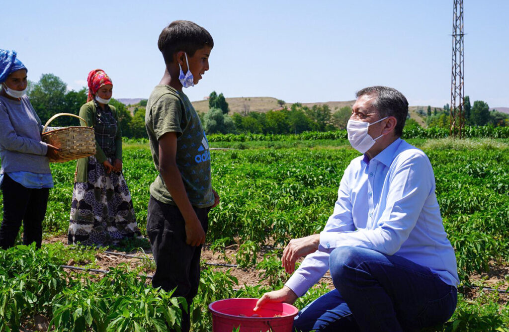 Atay: Çocuk işçi çalıştırmak suç, çocuğun karşısındaki ise Bakan