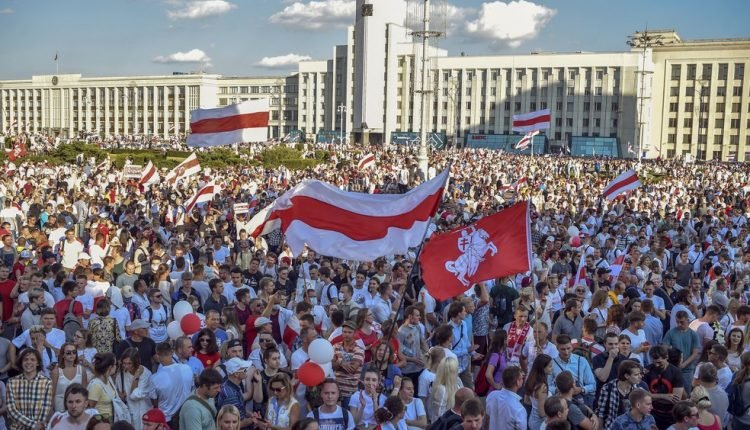 Belarus, diktatöre karşı ayakta: Binlerce kişi Lukaşenko’nun istifası için sokaklara döküldü