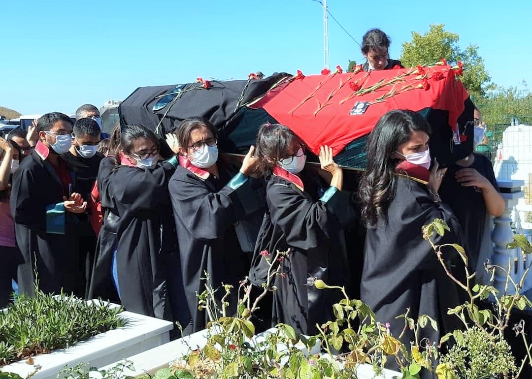 Avukat Ebru Timtik, polis müdahalesi altında Gazi Mezarlığı’nda defnedildi