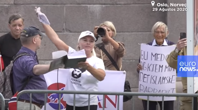 Norveç’te İslam karşıtları parlamento binası önünde Kur’an-ı Kerim’in sayfalarını yırttı