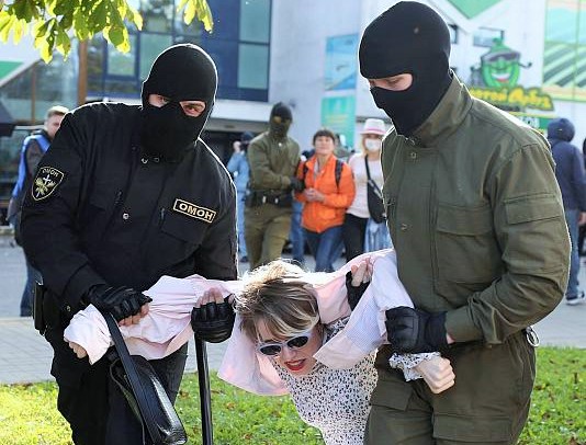 Belarus’ta 300’den fazla kadın gösterici gözaltına alındı