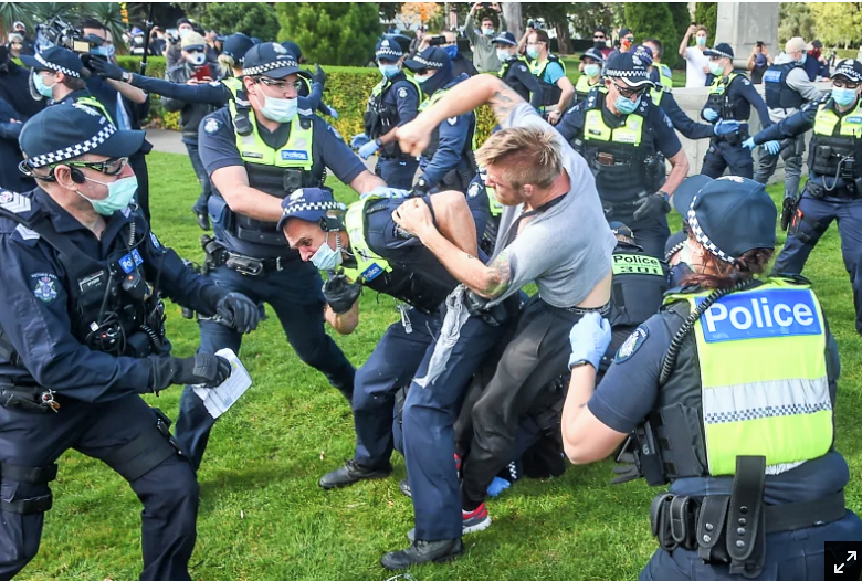 Melbourne’de covid-19 kısıtlamaları ve hükümet protesto edildi