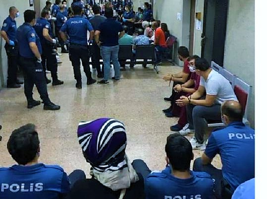 Türkiye’de savunmanın getirildiği nokta: Gözaltındaki avukatlar plastik kelepçeyle adliyede