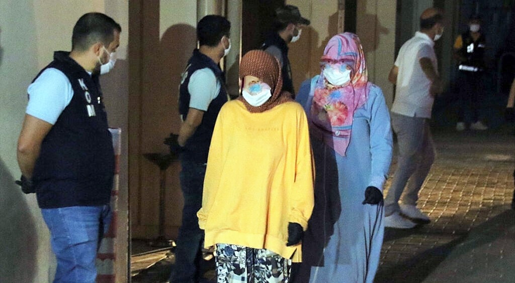 Medyaya teşhir ahlaksızlığı: Uşak’ta 3 gün önce gözaltındaki 26 kız öğrenci adliyeye sevk edildi