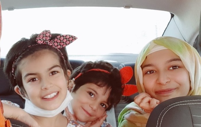 Nihayet yüzleri güldü: Üç kız cezaevindeki annelerine kavuştu