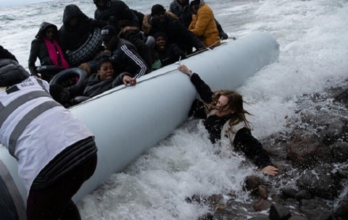 NOS: Yunanistan darp edip eşyalarına el koyduğu mültecileri denize geri itiyor