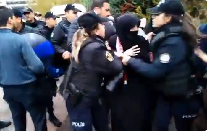 AKP rejimi, 28 Şubat’a rahmet okutuyor: Furkan Vakfı mensubu bayanların boğazı sıkılarak gözaltına alındı