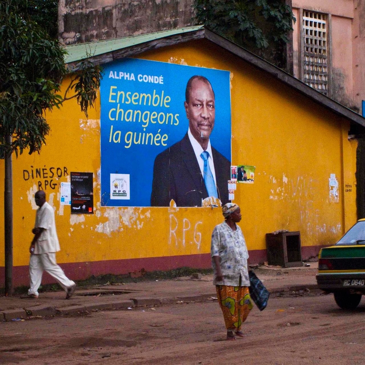 Gine devlet başkanından, bakana tekme tokat dayak