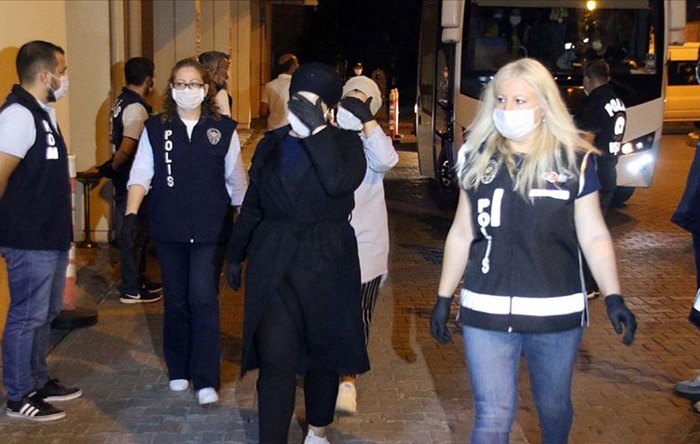 Dört gündür gözaltında olan 22 kız öğrenci serbest bırakıldı, 5 kişi tutuklandı