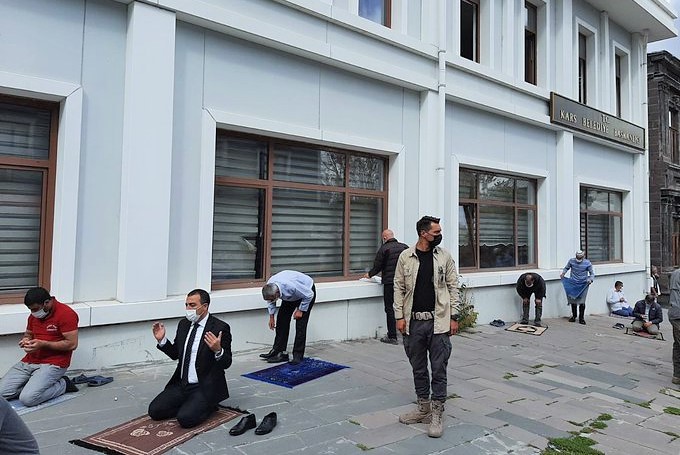 Kayyım Vali, polis ordusuyla geldi: Milletin iradesini gasp ettikten sonra önünde namaz kıldı