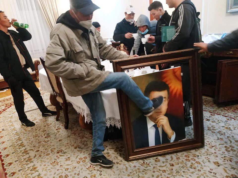 Protestocular Atambayev’i cezaevinden çıkardı: Kırgız göstericiler Başkanlık Sarayı’na girdi