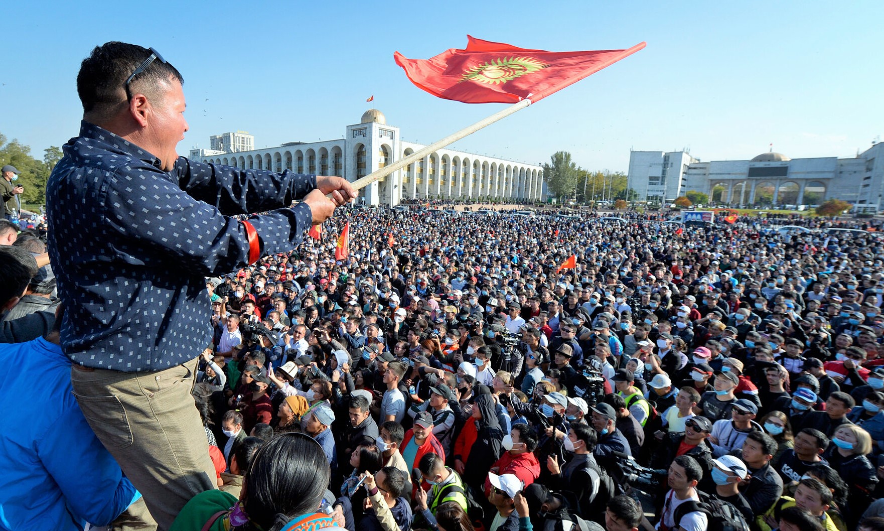 Kırgızistan’da siyasi çalkantı devam ediyor: Meclis Başkanı ve Başbakan istifa etti