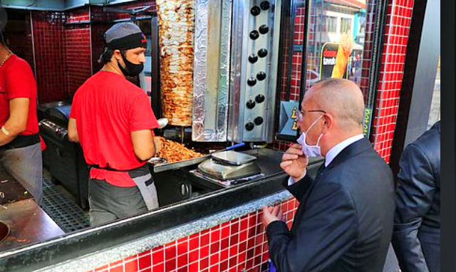 Denizli Valisi Atik, kendisini tanımayan dönerciye kızıp işletmeyi kapattı
