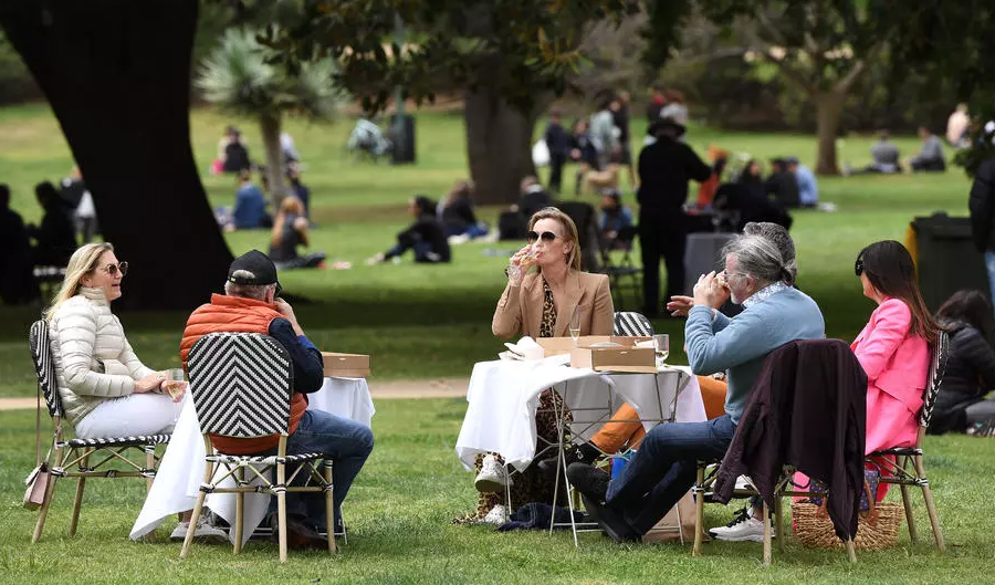 Koronavirüs yasakları kaldırıldı: Melbourne’deki cadde ve sokaklar yeniden canlandı