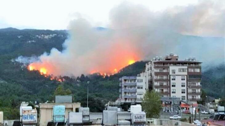 Hatay’da yangın yerleşim yerlerine sıçradı