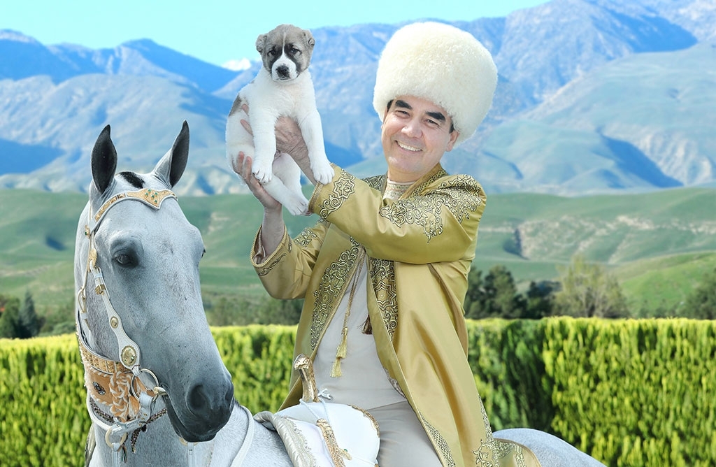 Türkmenistan Cumhurbaşkanı şehirde köpeğinin altın varaklı heykelini diktirdi