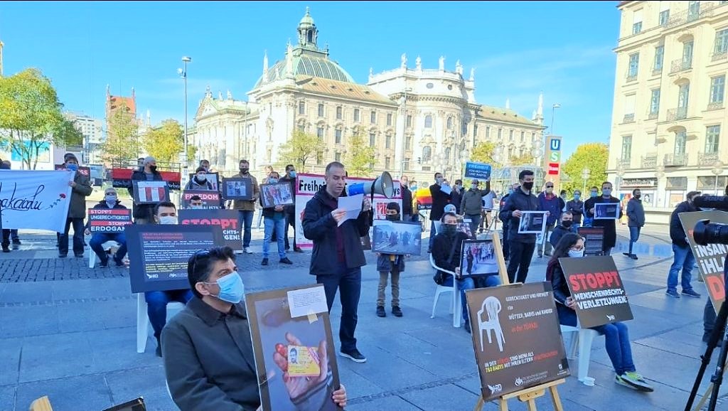 Türkiye’deki tutuklulara özgürlük: Avrupa Parlamentosu önünde ‘Beyaz sandalye’ eylemi