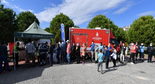 İzmir’deki depremzedelere gönderilen yardım malzemesi, satarken yakalandı