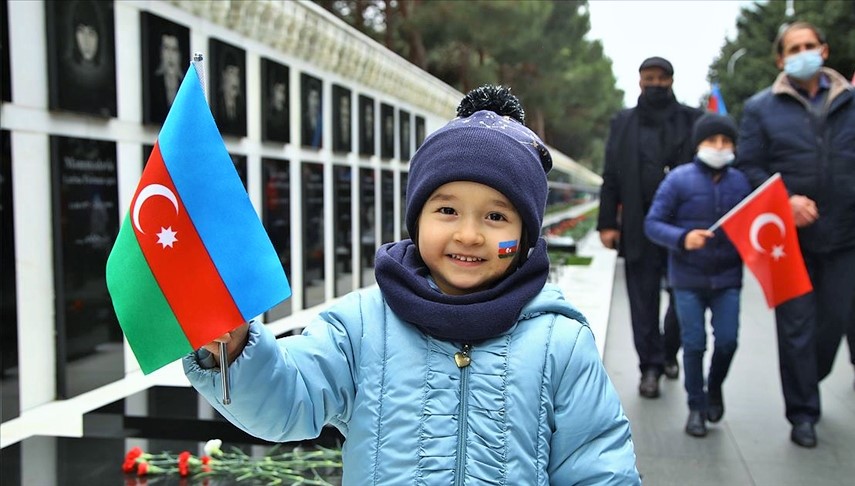 Laçın sevinci: Binlerce Azerbaycanlı,bayraklarıyla Şehitler Hıyabanı’na akın etti