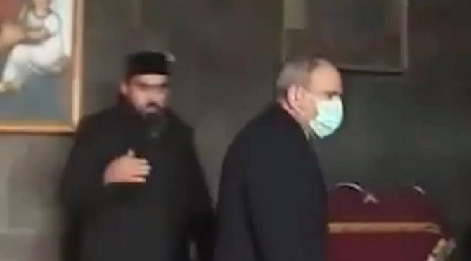 Paşinyan kiliseden kovuldu: Papaz, Ermenistan Başbakanı’na kapıyı gösterdi