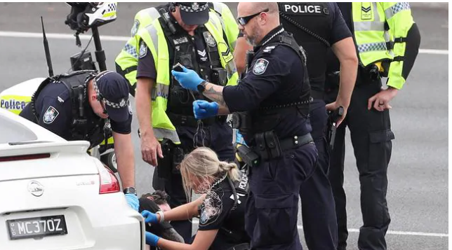 Queensland polisi, öldürülen Somali’li gencin elinde bıçak olduğunu iddia etti