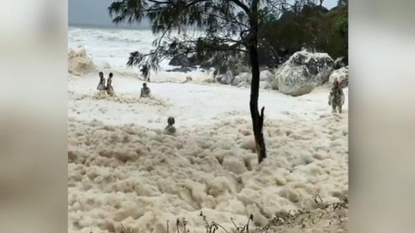 Queensland’da fırtına: Sahil deniz köpüğüyle kaplandı