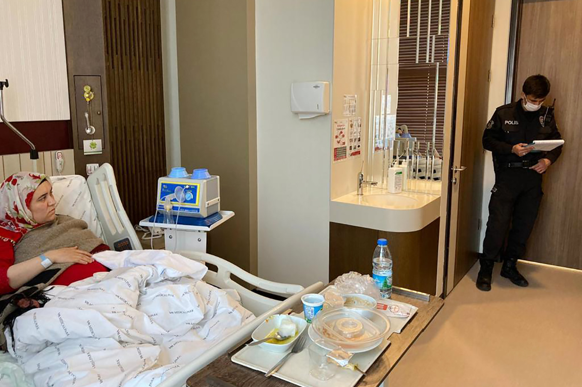 Geceyarısı doğum yaptı: Polis, gözaltı için lohusa kadının kapısında bekliyor