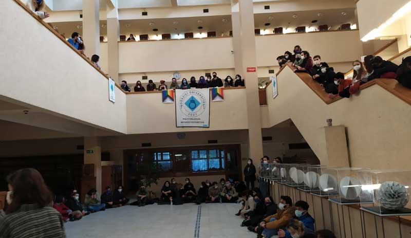 Forum yaparken elektrikleri kesilen Boğaziçi öğrenciler: Işığı biz yakacağız