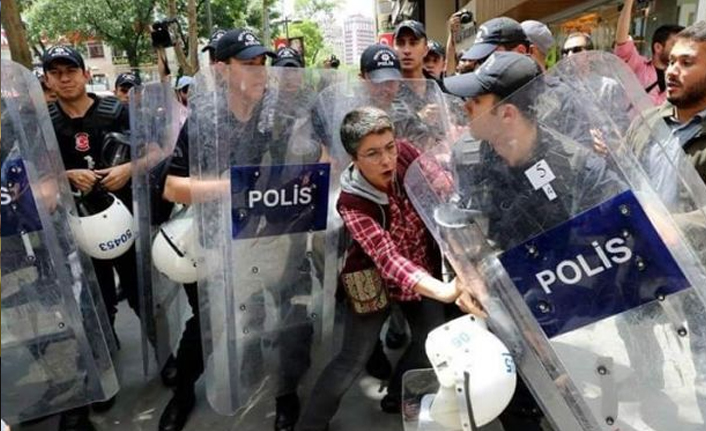 KHK’lı Öğretmen Acun Karadağ, çıplak aramayı anlattı: Anadan üryan soydular