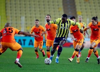 Galatasaray, Fenerbahçe’yi yendi, zirveyi ele geçirdi