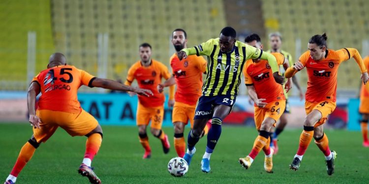 Galatasaray, Fenerbahçe’yi yendi, zirveyi ele geçirdi