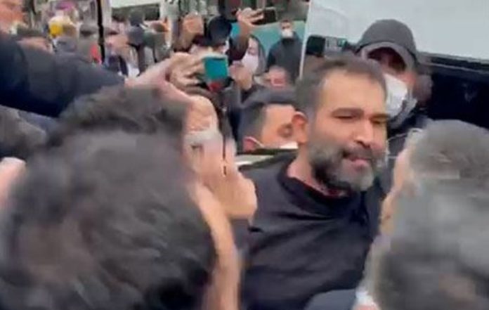 Polis, gözaltıları engellemek isteyen milletvekili Barış Atay’a saldırdı