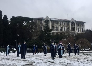 Boğaziçi’nde 33. nöbet: Karlı havaya rağmen rektörlük binasına sırtını döndüler