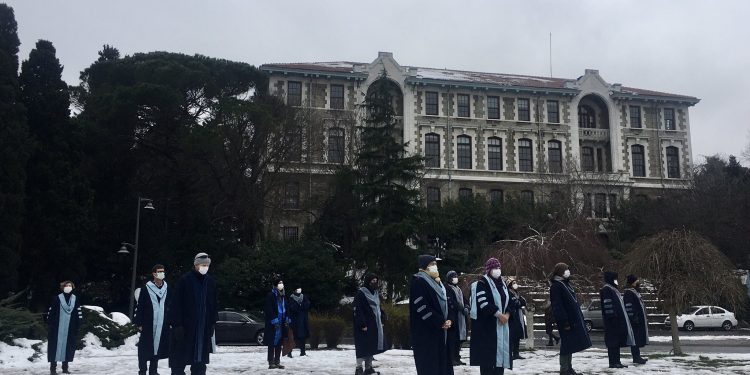Boğaziçi’nde 33. nöbet: Karlı havaya rağmen rektörlük binasına sırtını döndüler